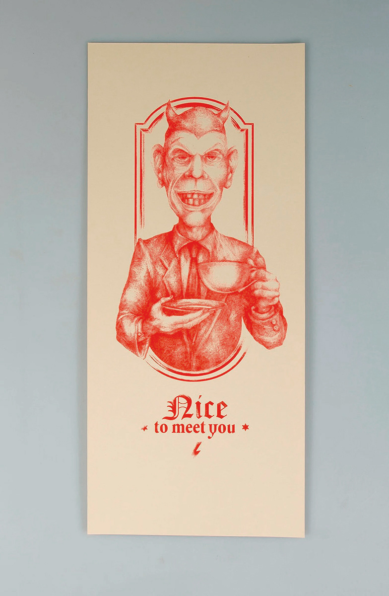 Einfarbiger Siebdruck in leuchtendem Rot auf cremefarbenem Papier. Ein grinsender Teufel mit kleinen Hörnern, spitzen Ohren und Anzug hält eine Teetasse und eine Untertasse in den Händen. Die groteske Figur wird von einem ornamentalen Rahmen eingefasst. Darunter steht in dekorativer Typografie der Schriftzug „Nice to meet you“, ergänzt durch zwei Sterne und einen kleinen Blitz.